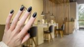 Foto ilustrativa de la nota titulada Uñas negras con brillos: 7 diseños perfectos para mujeres elegantes y con clase