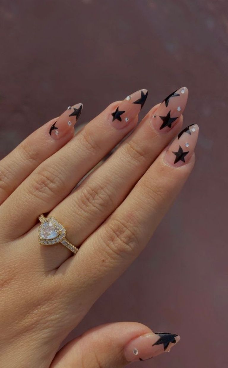 Manicura de uñas negras con estrellas