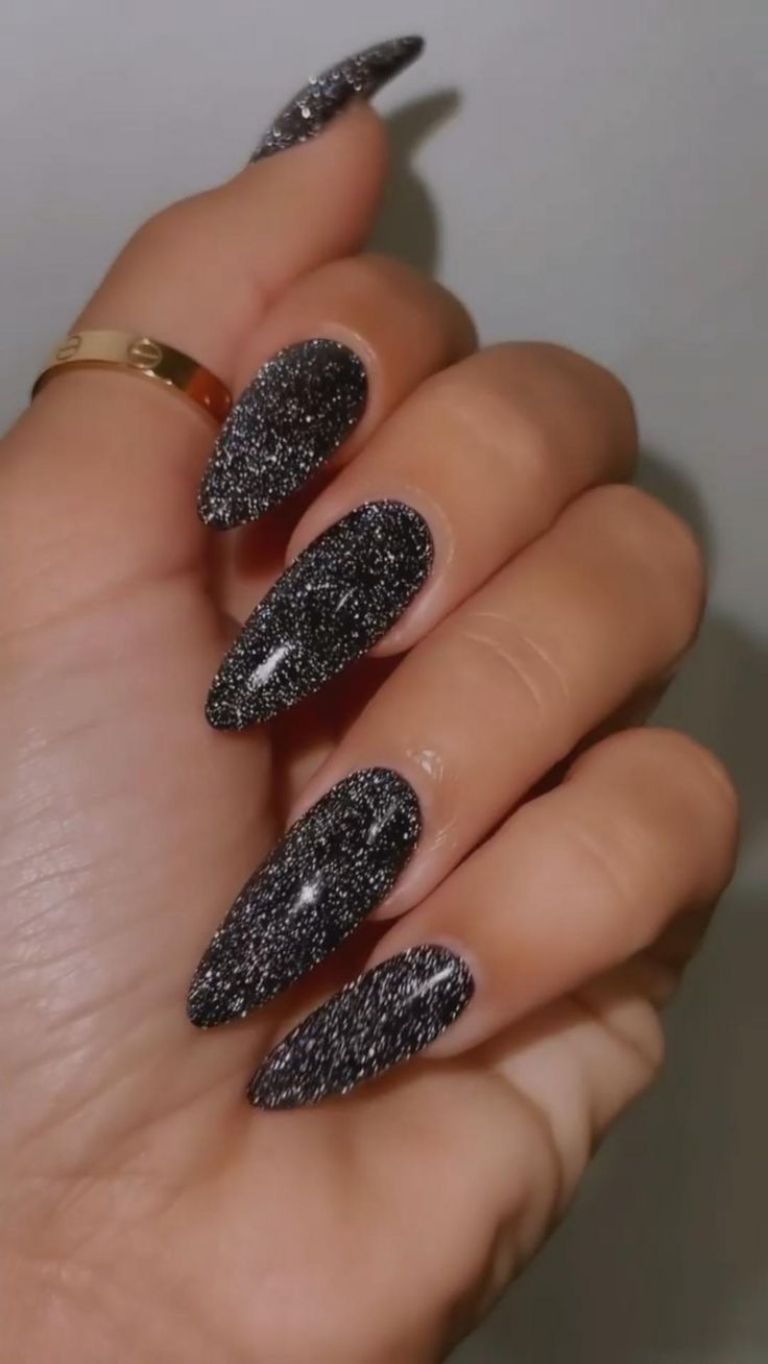 Ideas de manicura elegante de uñas negras con brillos