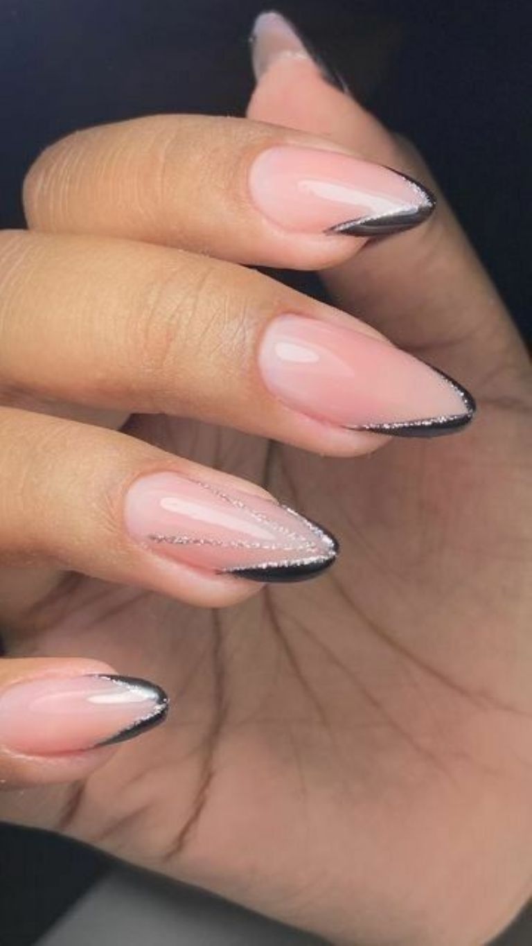 Diseño de uñas negras con brillos para la manicura