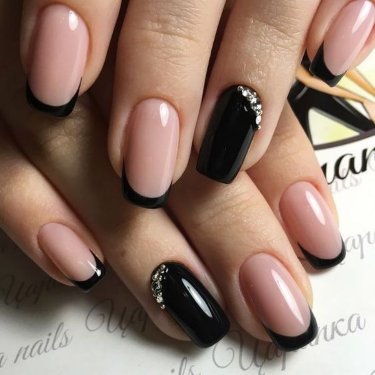 Manicura de uñas negras con brillos