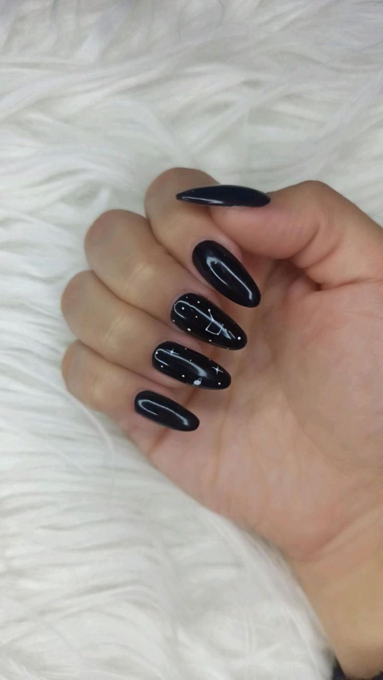 Uñas negras con brillos ideas de manicura