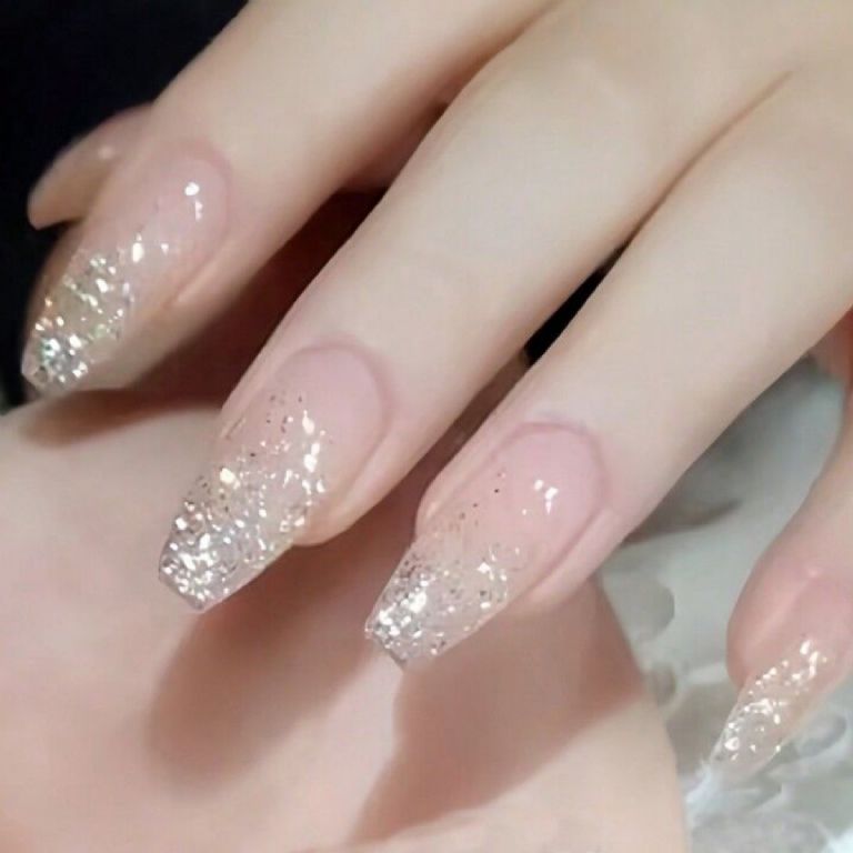 Uñas estilo nude para año nuevo