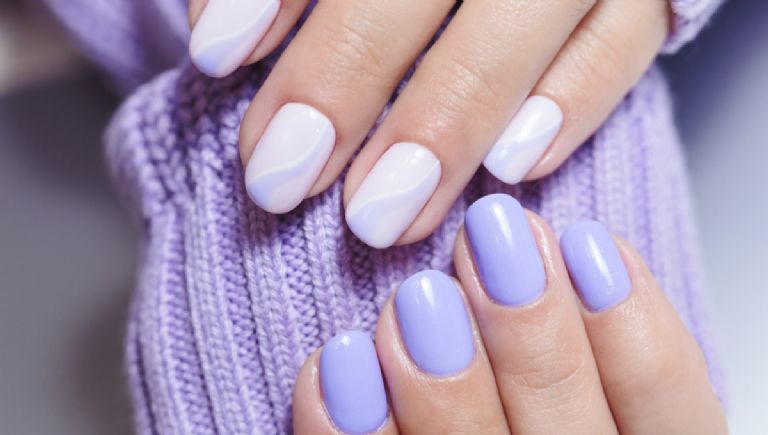 El color violeta se puede usar en las uñas para la abundancia