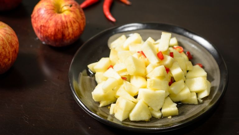 Rectas para hacer una ensalada de manzana navideña