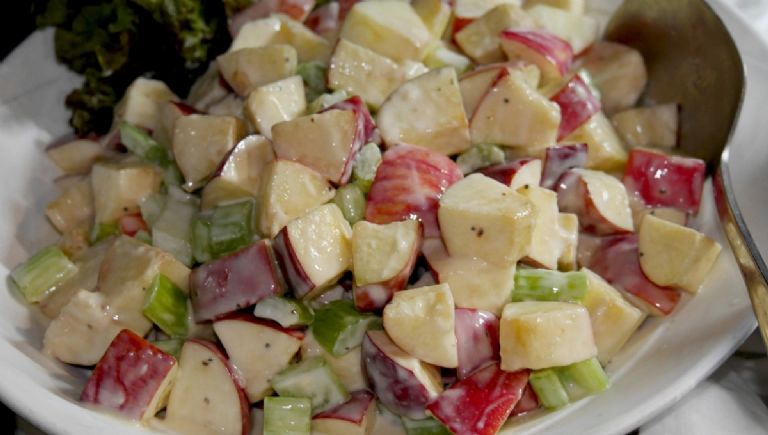 Cuales son los ingredientes para una ensalada de manzana tradicionañ