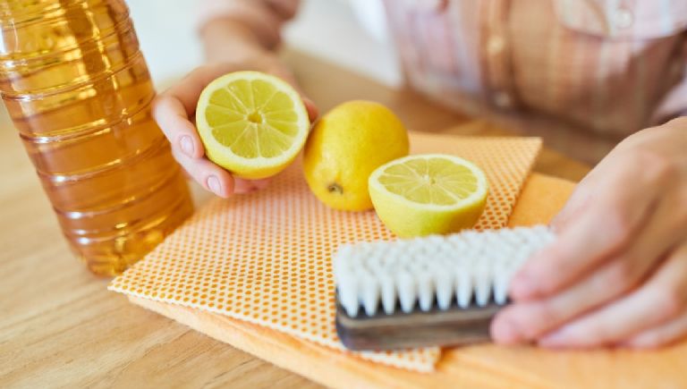 El vinagre y el limón pueden quitar el sarro de la taza de baño