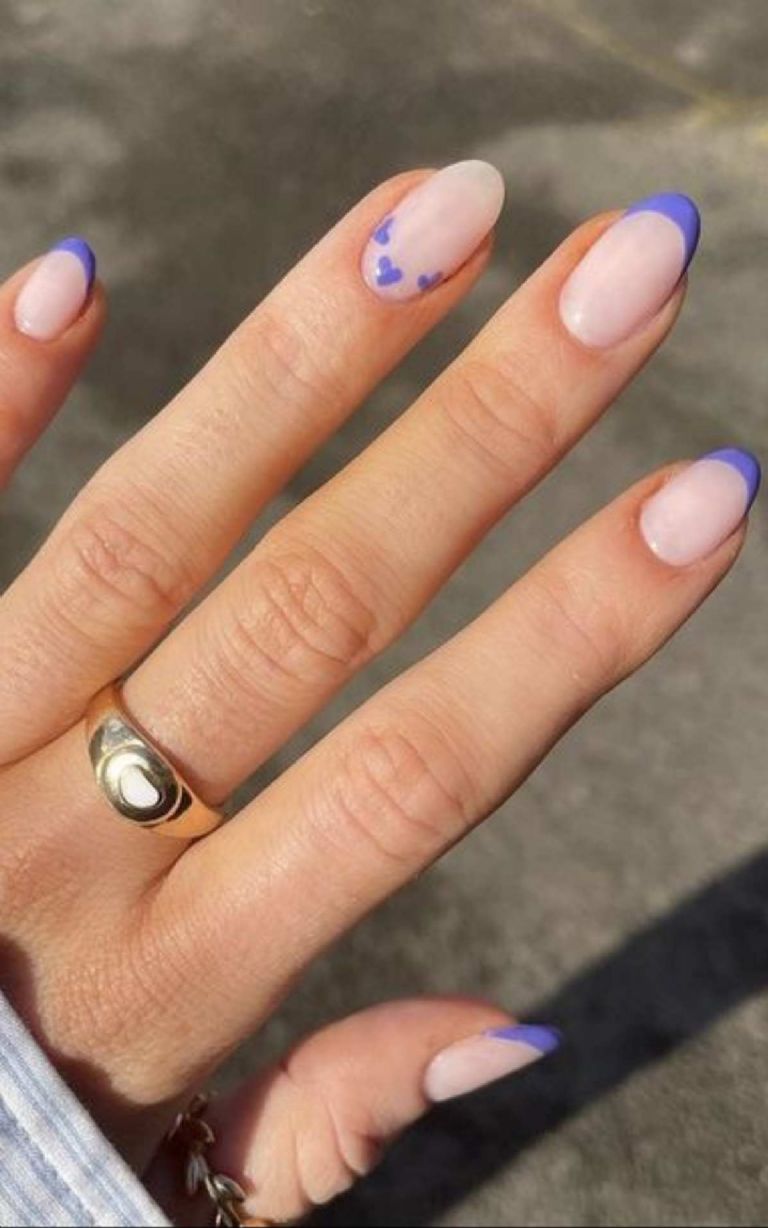 Manicura estilo baby french en morado con pequeños corazones como acento