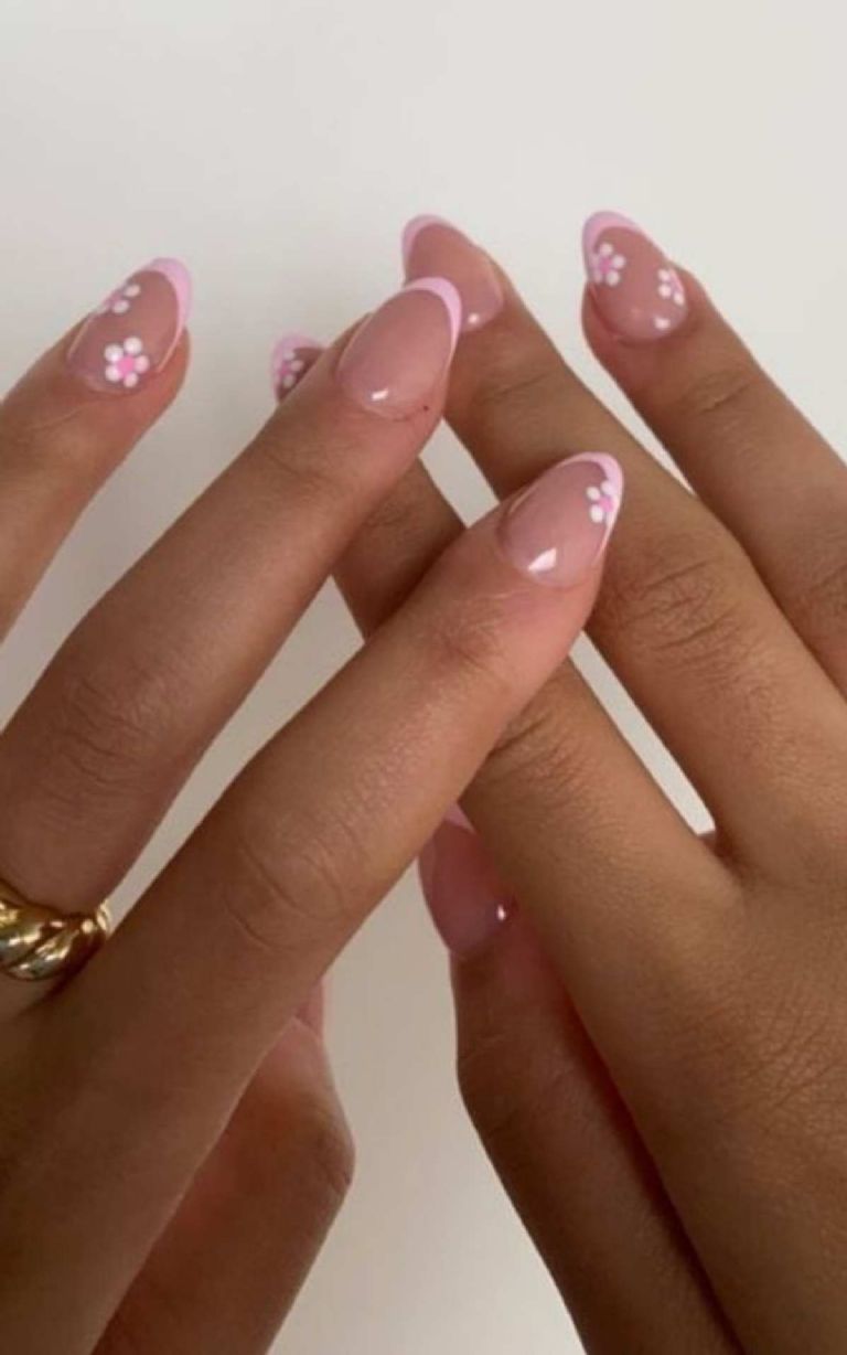 Manicura estilo baby french en rosa pastel con flores como acento