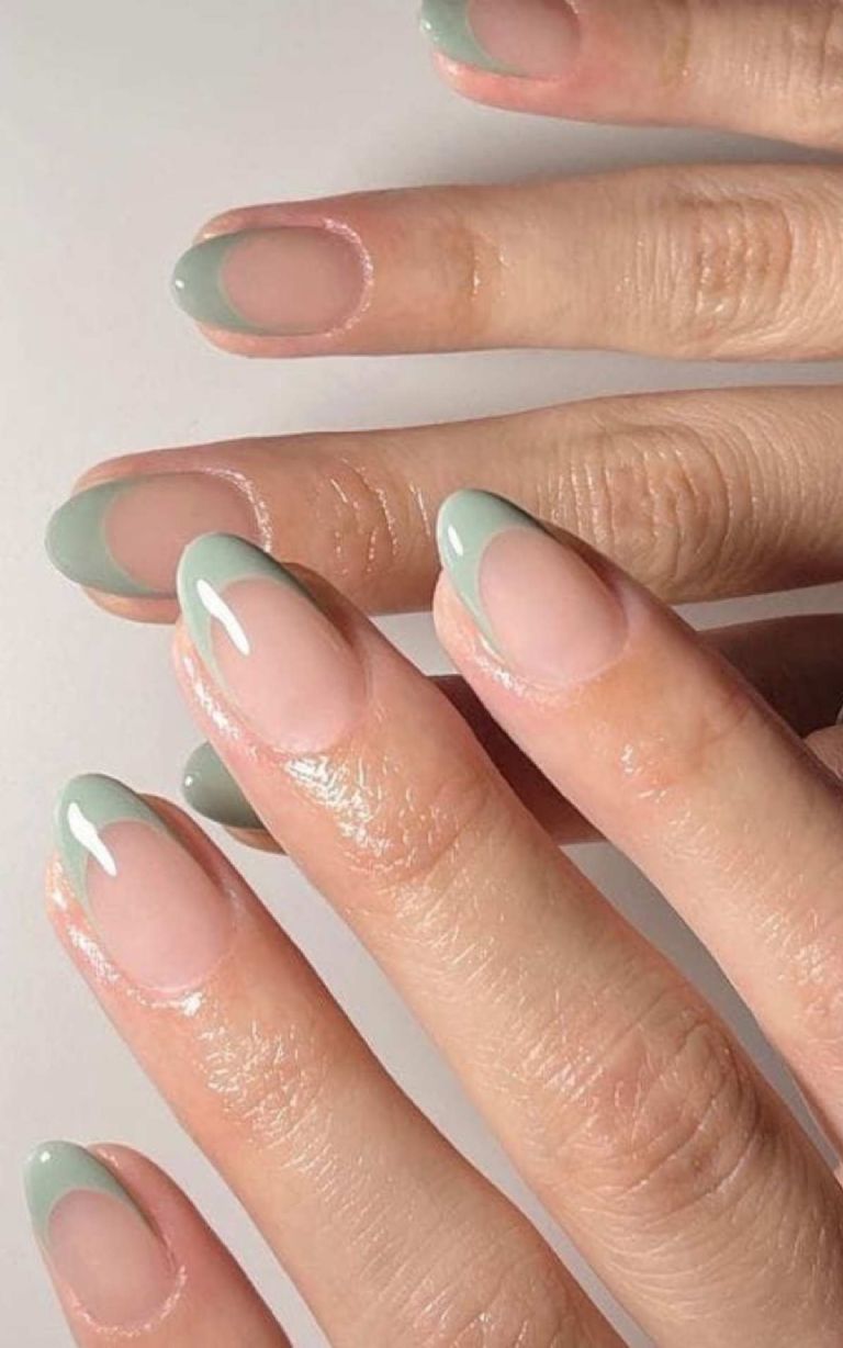 Manicura estilo baby french color verde pastel