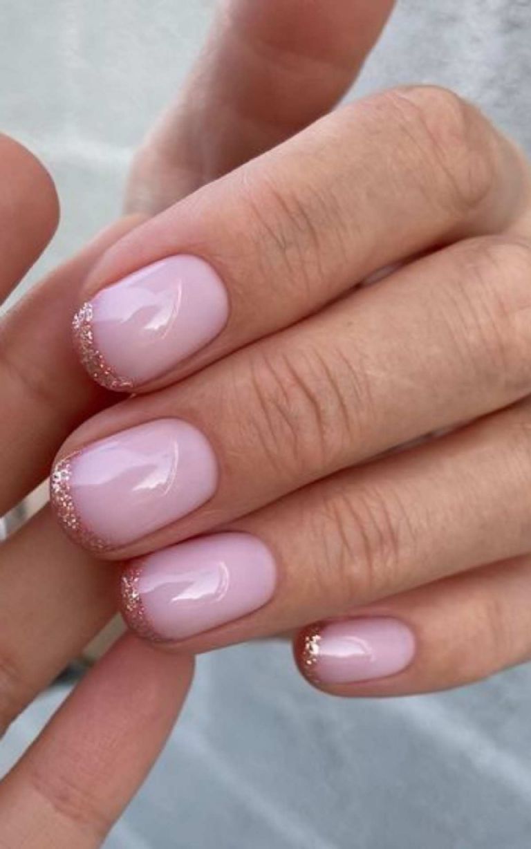 Manicura estilo baby french con purpurina