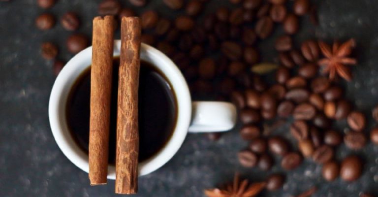 cómo hacer tinte de canela y café para las canas