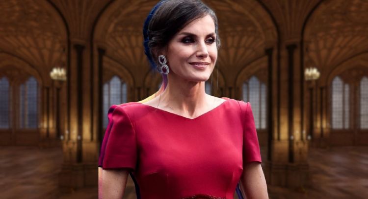 La reina Letizia da cátedra de cómo usar pantalón para verte más alta a los 50 años