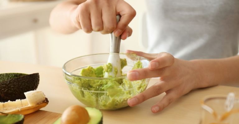 cómo usar una mascarilla de aguacate para cabello seco