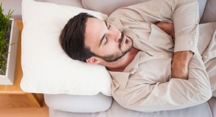 ¿Qué significa dormir con los brazos cruzados, según expertos?