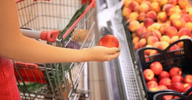 oferta de frutas en el tianguis de mamá lucha