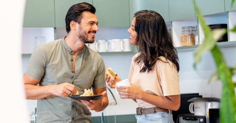 gestos de un hombre cuando le gusta una mujer