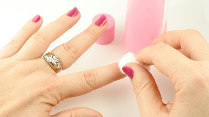 ¿Cómo despintar mis uñas sin acetona?