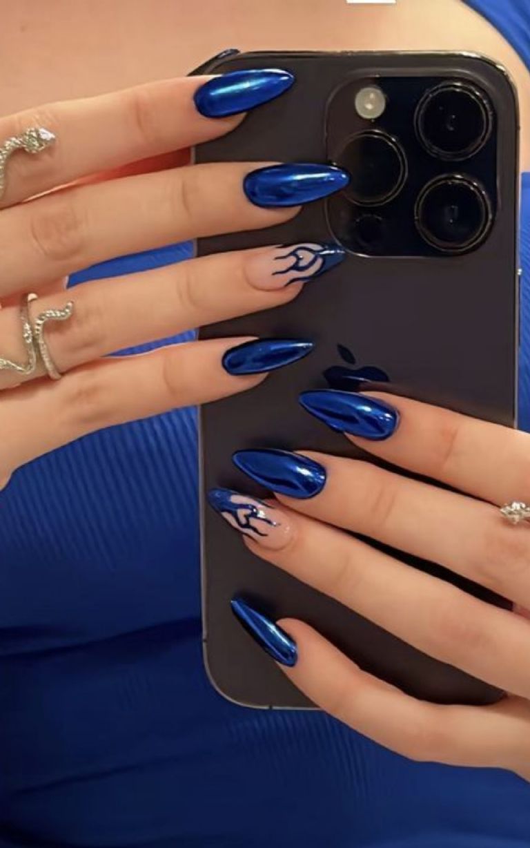 Diseño de uñas en color azul