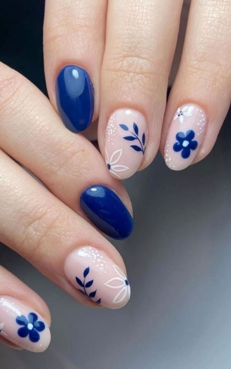 Diseño de uñas de flores con barniz azul