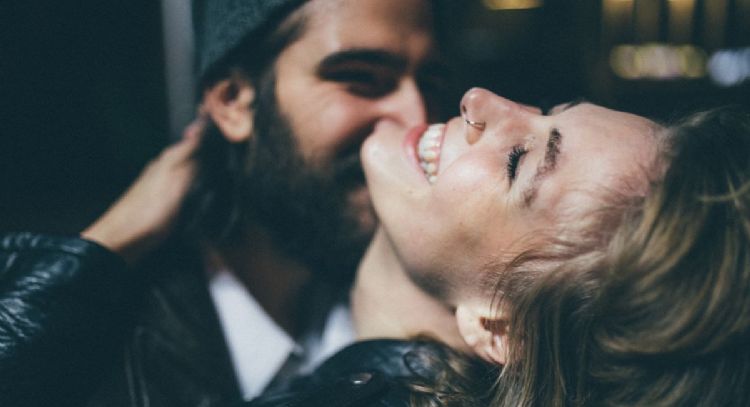 ¿Qué significa morder a tu pareja en psicología?