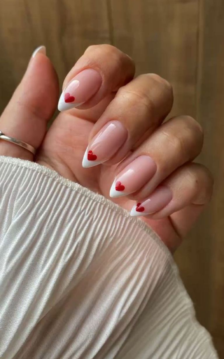 Manicura francesa clásica para San Valentín