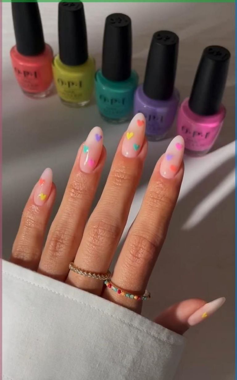 diseño de uñas con corazones para el 14 de febrero