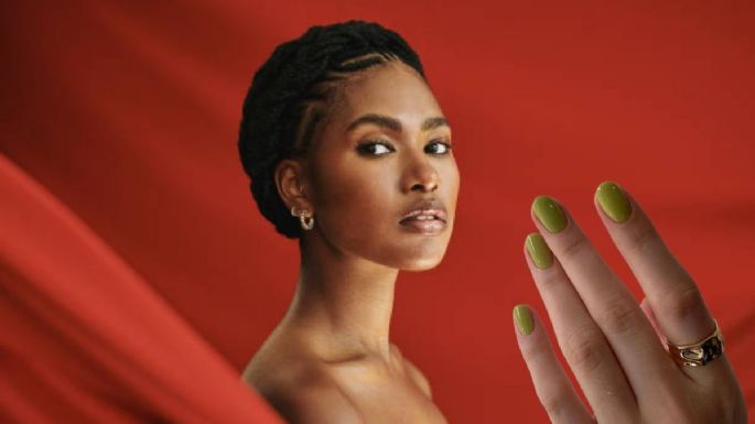 ¿Qué color de esmalte de uñas favorece a la piel morena? 3 tonos para destacar tu manicura