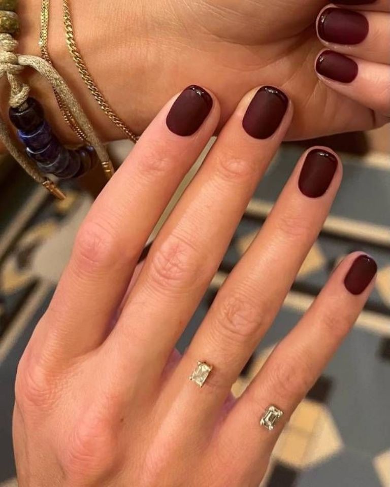 Manicura de color de uñas en piel morena