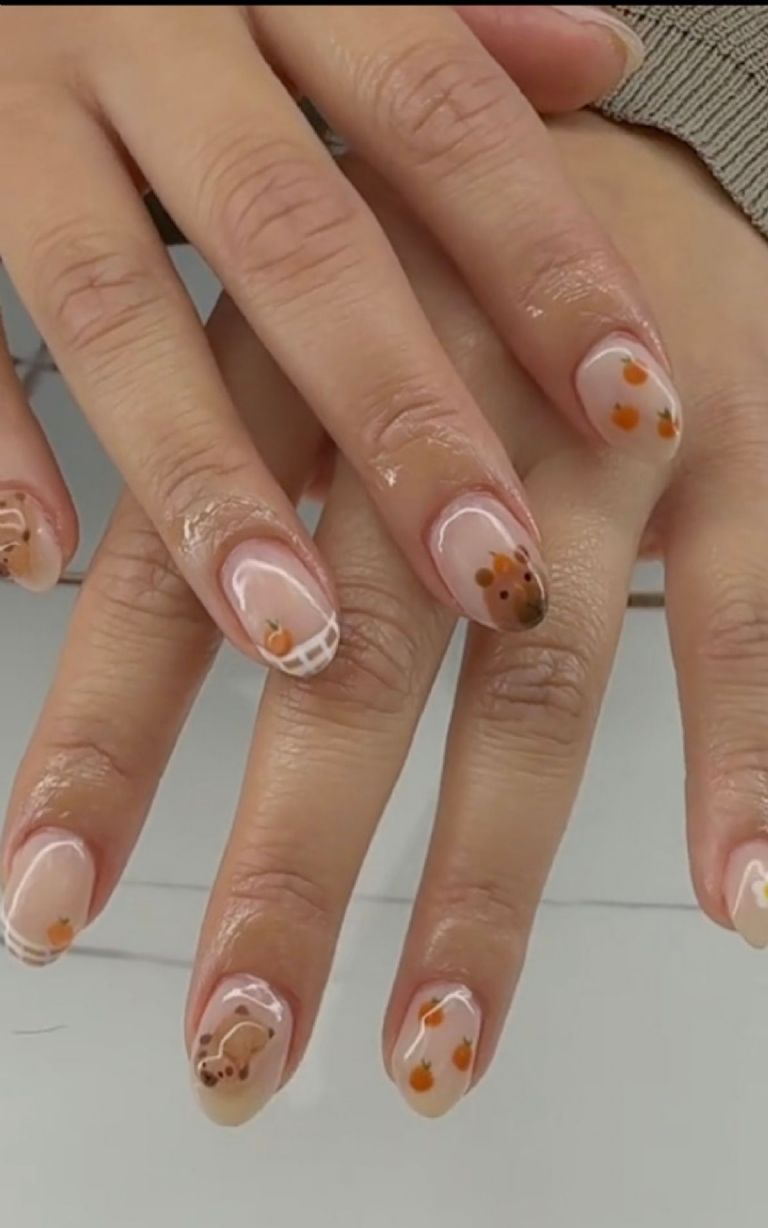 Manicura con uñas capibara en tendencia