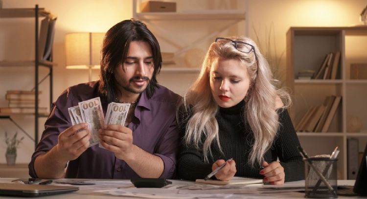 Cuando tu pareja gana más dinero que tú: ¿qué problemas ocasiona y cómo solucionarlo?