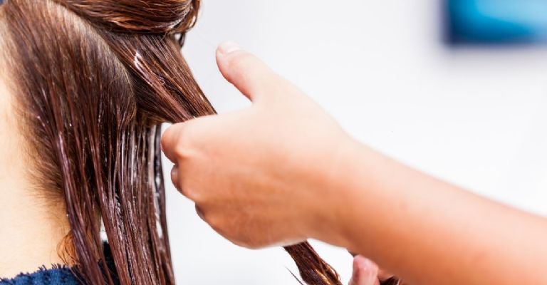 cómo hacer y usar un tónico de agua con bicarbonato para el cabello