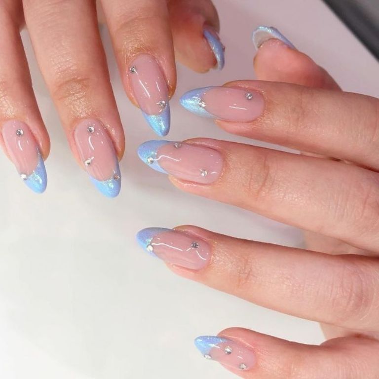 Ideas de diseños de uñas azules decoradas para la primavera