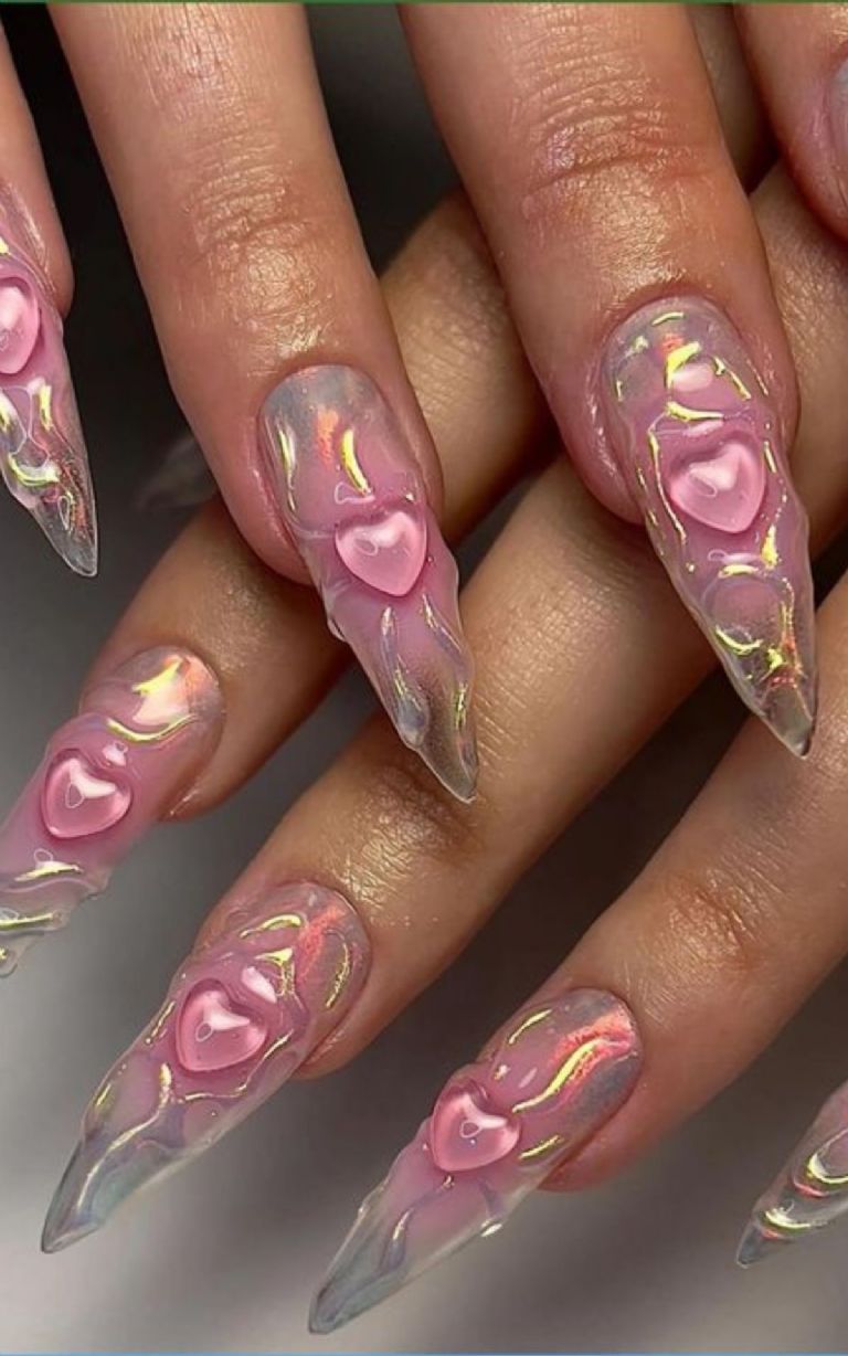 Diseño de uñas con corazones con manicura 3D