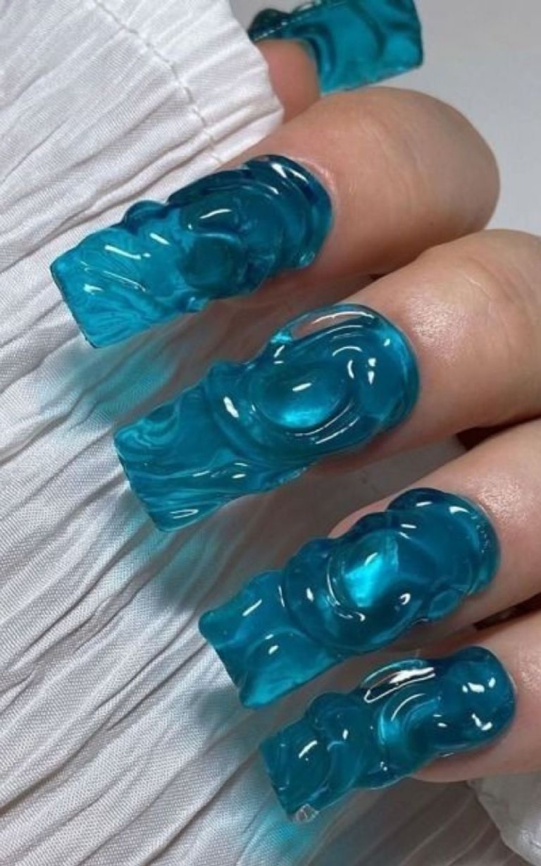 Diseño de uñas con efecto gelatina con manicura 3D