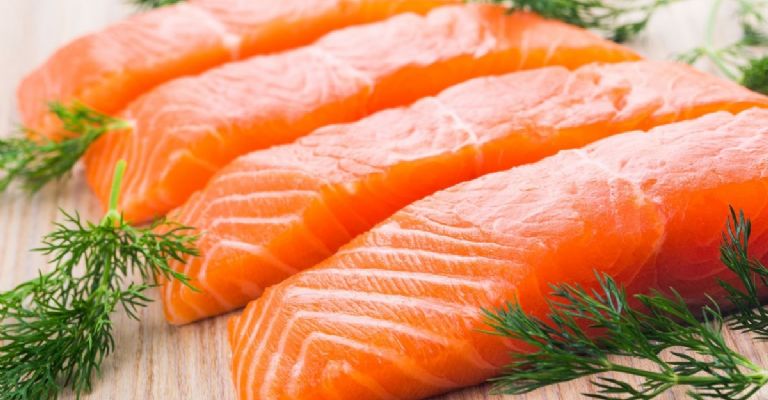 Salmón, alimento rico en vitamina B12 para combatir canas del cabello