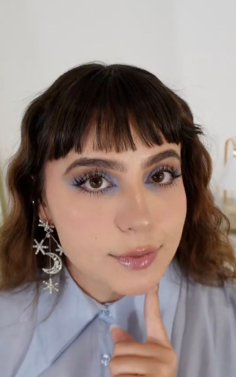 Maquillaje azul pastel para mujeres Piscis