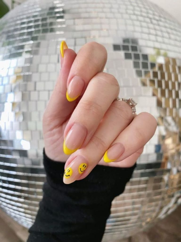 Qué color combina con las uñas amarillo neón