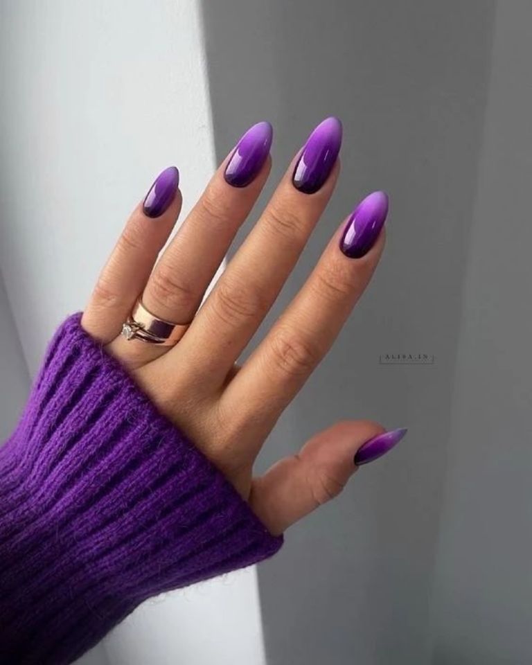 Manicura de uñas color morado