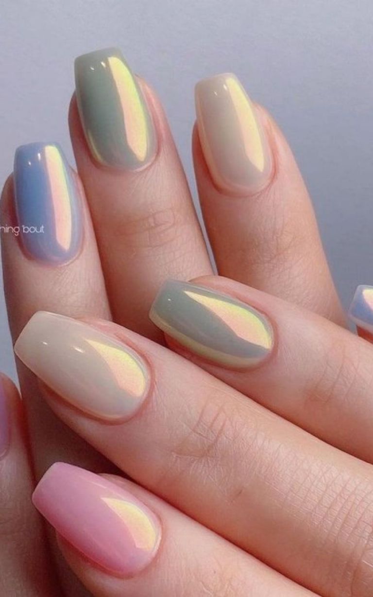 Manicura perlada en colores pastel para tus uñas