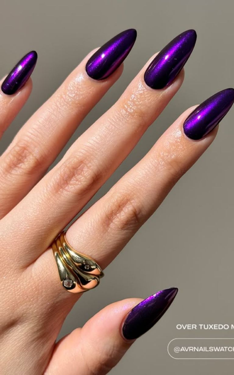 Manicura cromada en color morado para tus uñas