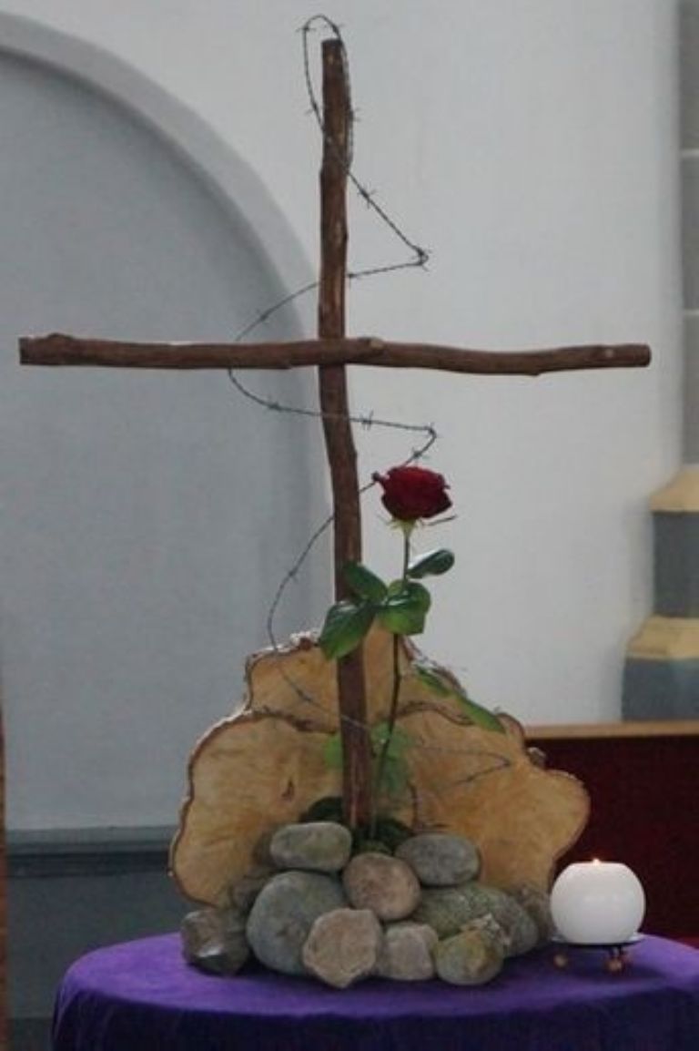 ¿Qué tiene un altar de viacrusis?