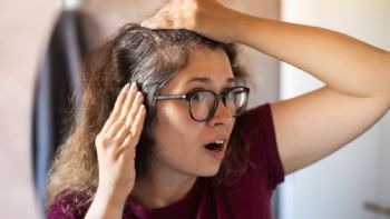 Si ya aceptaste tus canas, así puedes iniciar tu transición para lucirlas en todo tu cabello