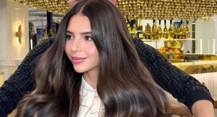 Ángela Aguilar lleva las luces de cabello oscuro para dar luz al rostro