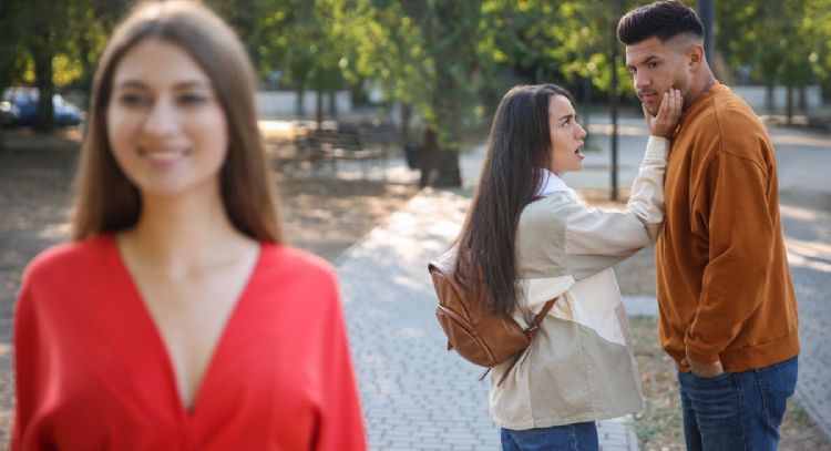 Me gusta otra persona, pero tengo pareja ¿debería decirle?