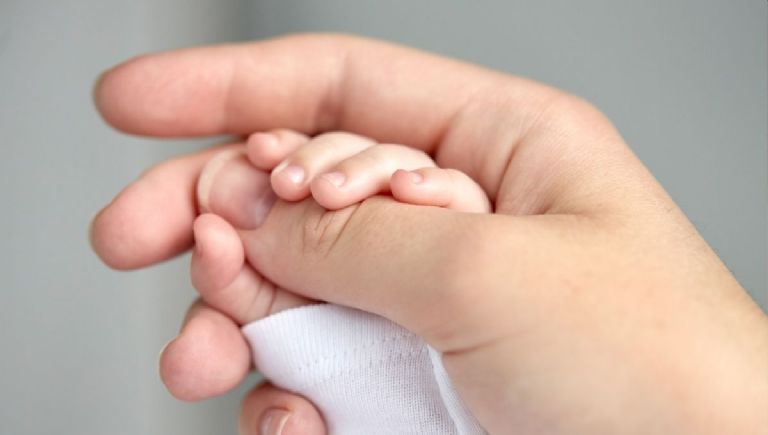 Cuidado de las uñas del bebé recién nacido