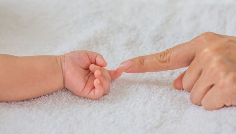 Cuál es la manera correcta de cortar las uñas de mi bebé y desde que edad se puede hacer