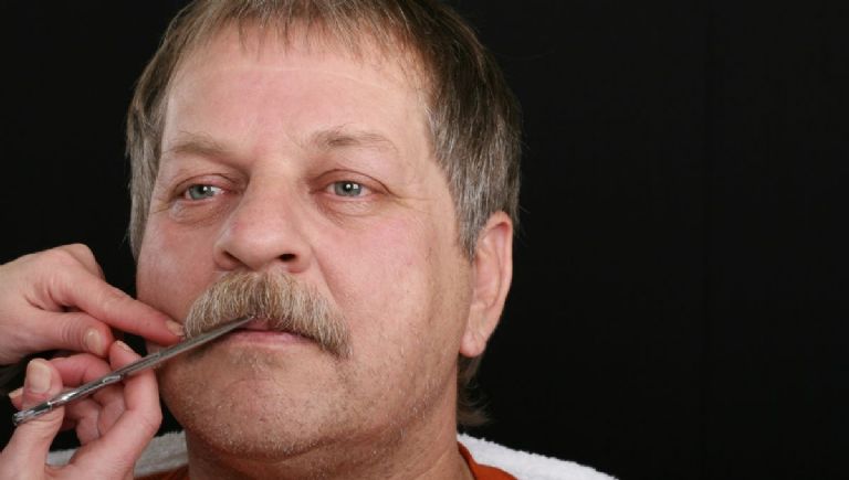 como cortar el bigote con tijeras