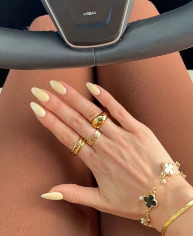 uñas amarillo mantequilla