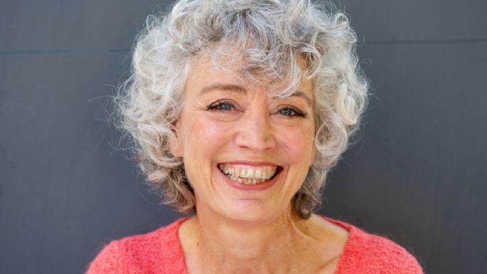 ¿Cómo cuidar las canas en un cabello rizado?